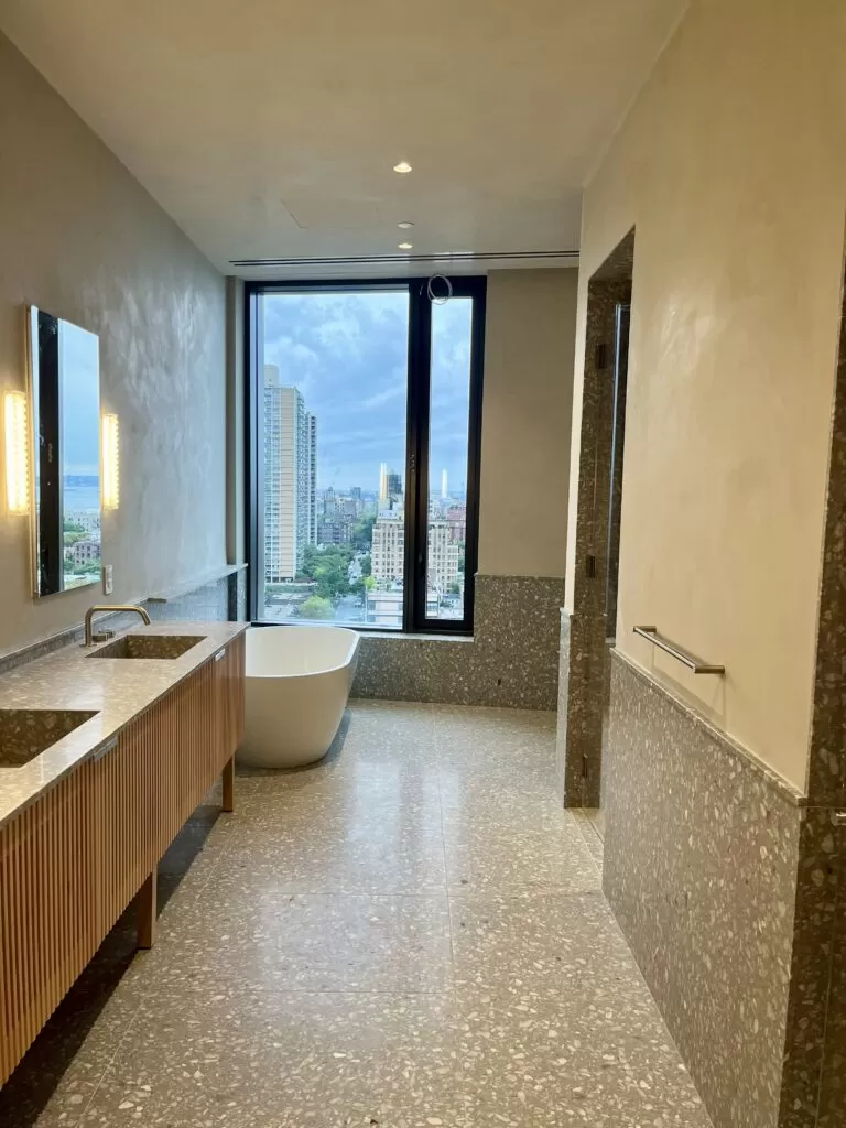 Bề mặt Venetian plaster ho&agrave;n thiện trong nội thất cao cấp