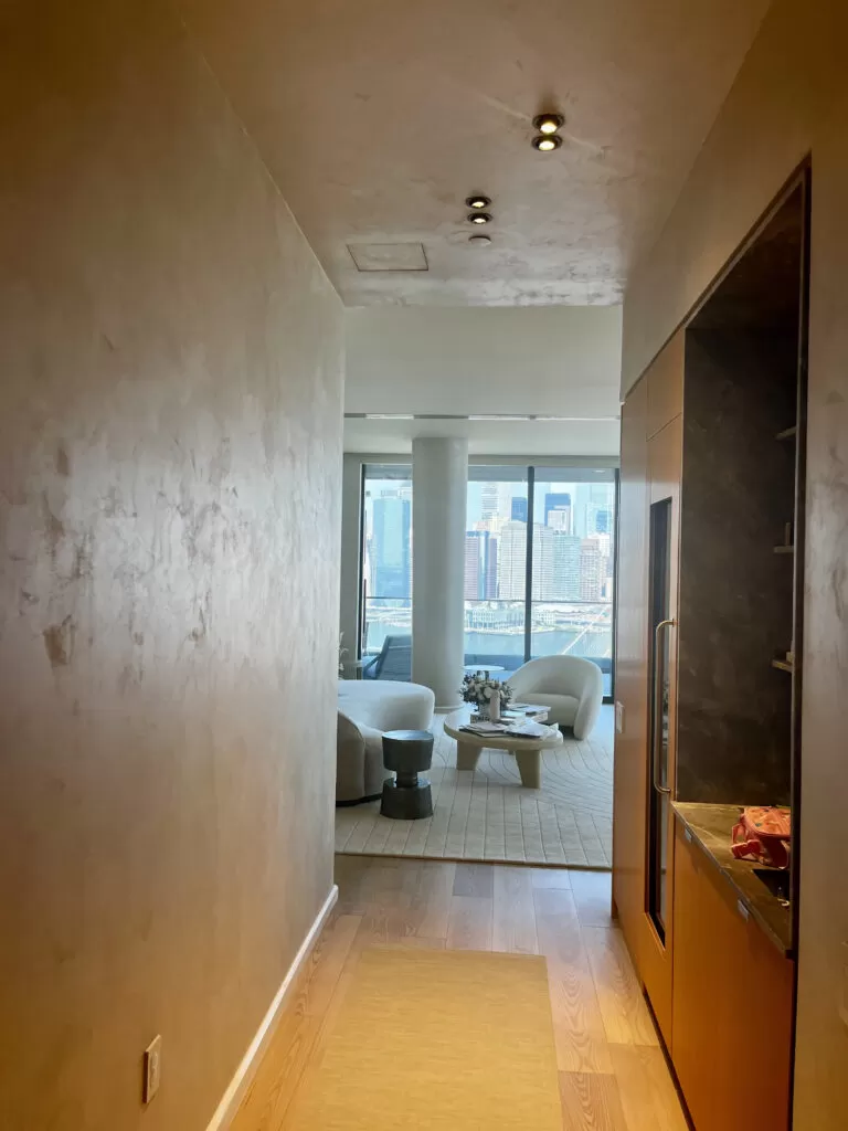 Mảng tường plaster ho&agrave;n thiện thực tế với texture cao cấp