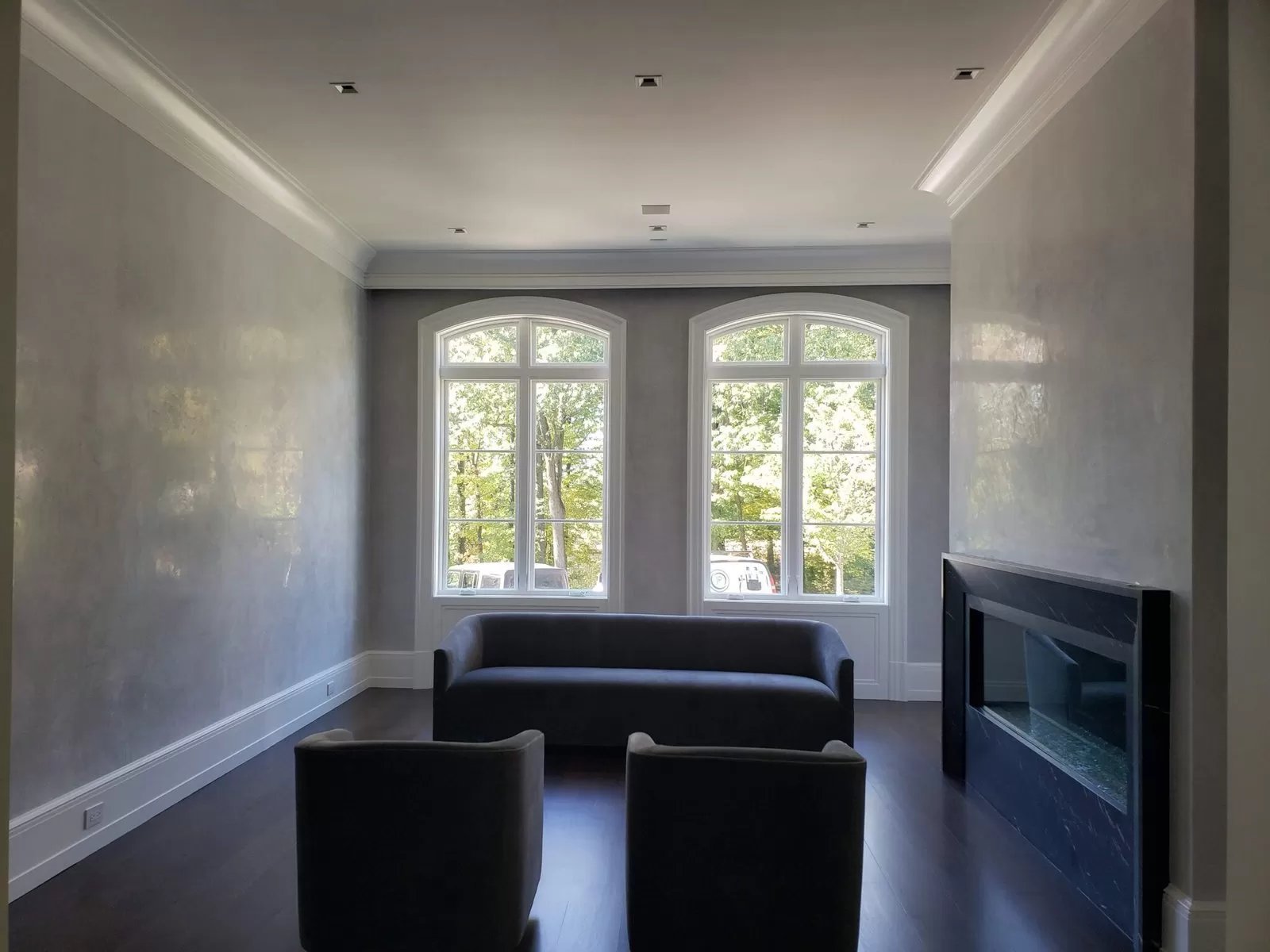 Kh&ocirc;ng gian nội thất ho&agrave;n thiện plaster kho&aacute;ng m&agrave;u x&aacute;m