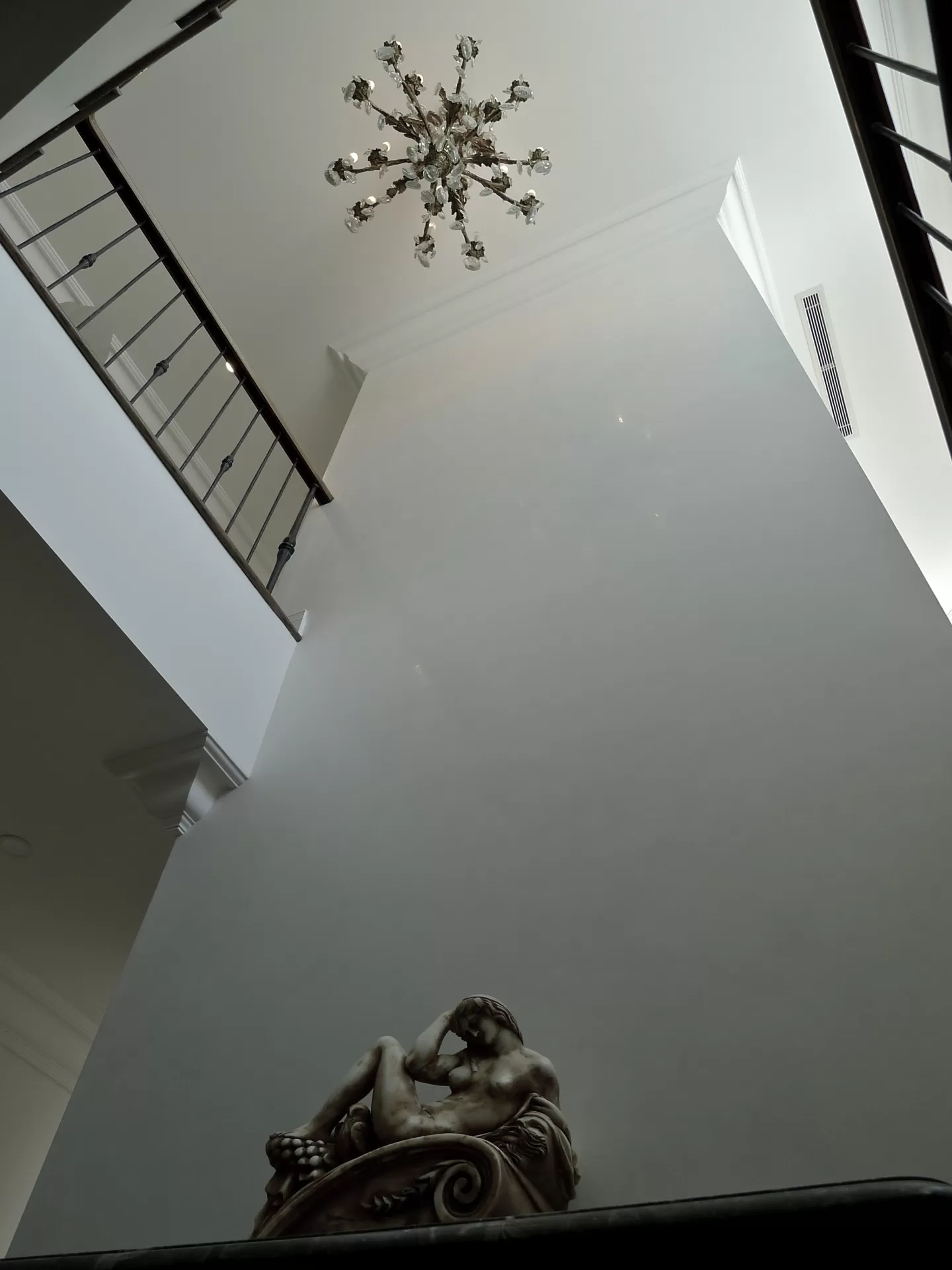 Cầu thang biệt thự ho&agrave;n thiện Venetian plaster