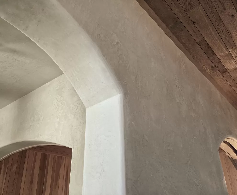 Bề mặt Marmorino Stucco ho&agrave;n thiện tr&ecirc;n kiến tr&uacute;c v&ograve;m