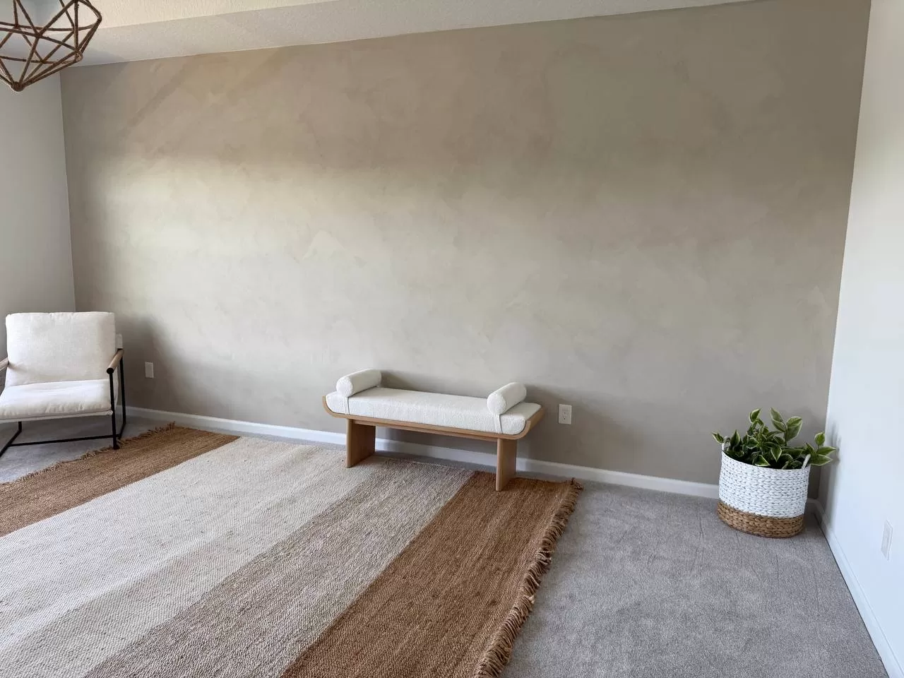 Ph&ograve;ng ngủ ho&agrave;n thiện sơn v&ocirc;i Lime Paint t&ocirc;ng trung t&iacute;nh