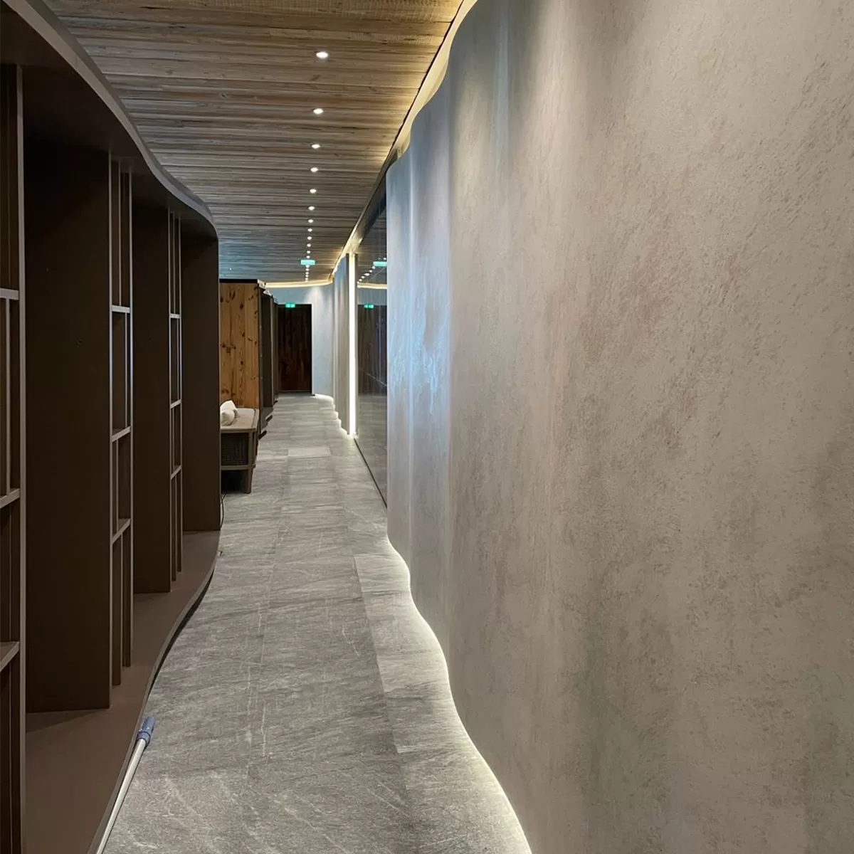 H&agrave;nh lang showroom sử dụng sơn hiệu ứng m&agrave;u s&aacute;ng
