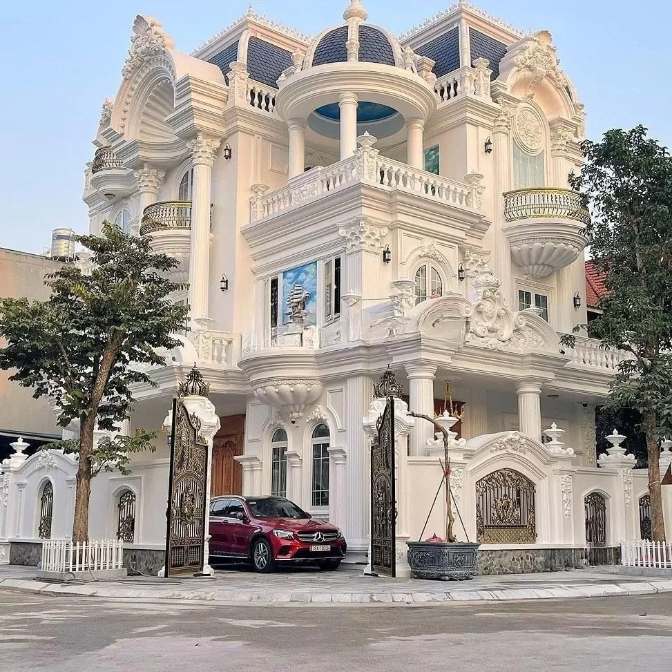 Mẫu biệt thự l&acirc;u đ&agrave;i m&agrave;u trắng c&oacute; m&aacute;i v&ograve;m cổ điển