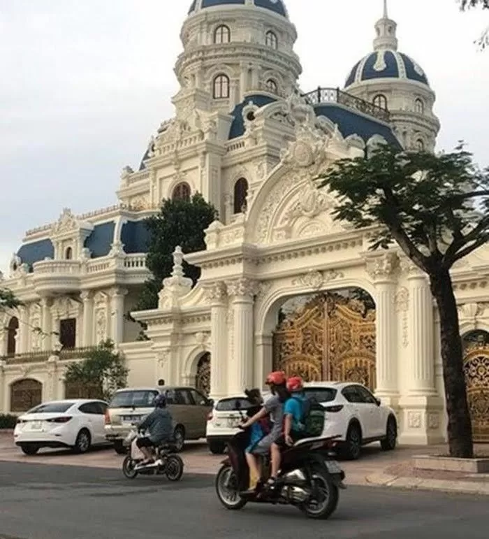 Mẫu l&acirc;u đ&agrave;i cổ điển cao cấp với hai khối th&aacute;p