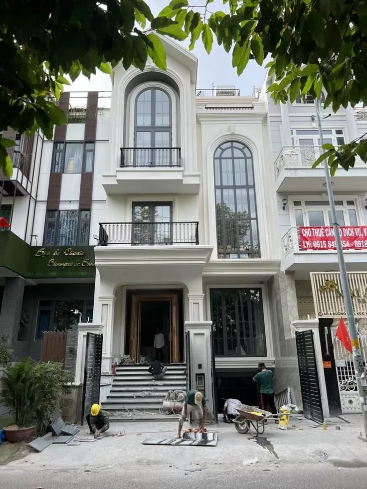 Mẫu nh&agrave; phố hiện đại c&oacute; cửa v&ograve;m v&agrave; mặt tiền đang ho&agrave;n thiện