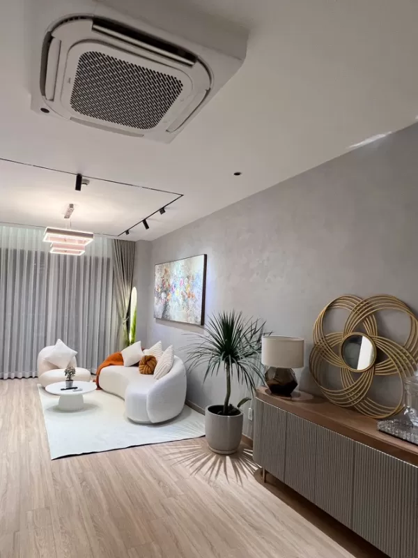 Ph&ograve;ng kh&aacute;ch hiện đại ho&agrave;n thiện bằng sơn hiệu ứng m&agrave;u x&aacute;m