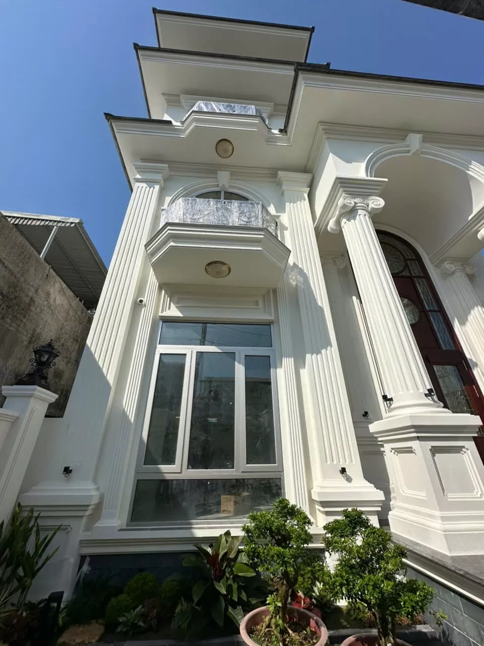Thi c&ocirc;ng sơn đ&aacute; nh&agrave; phố Durastone cho mặt tiền hiện đại