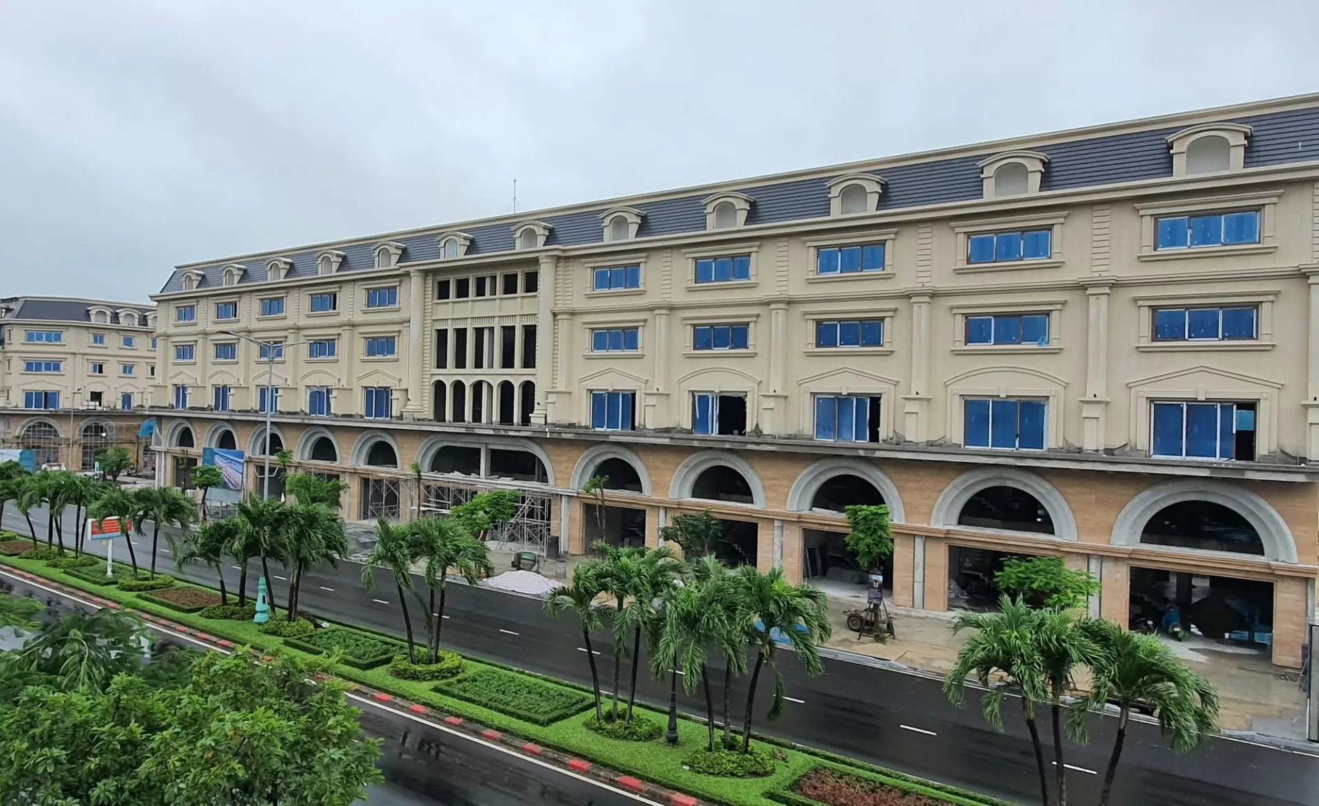 Thi c&ocirc;ng sơn đ&aacute; mặt tiền biệt thự Durastone