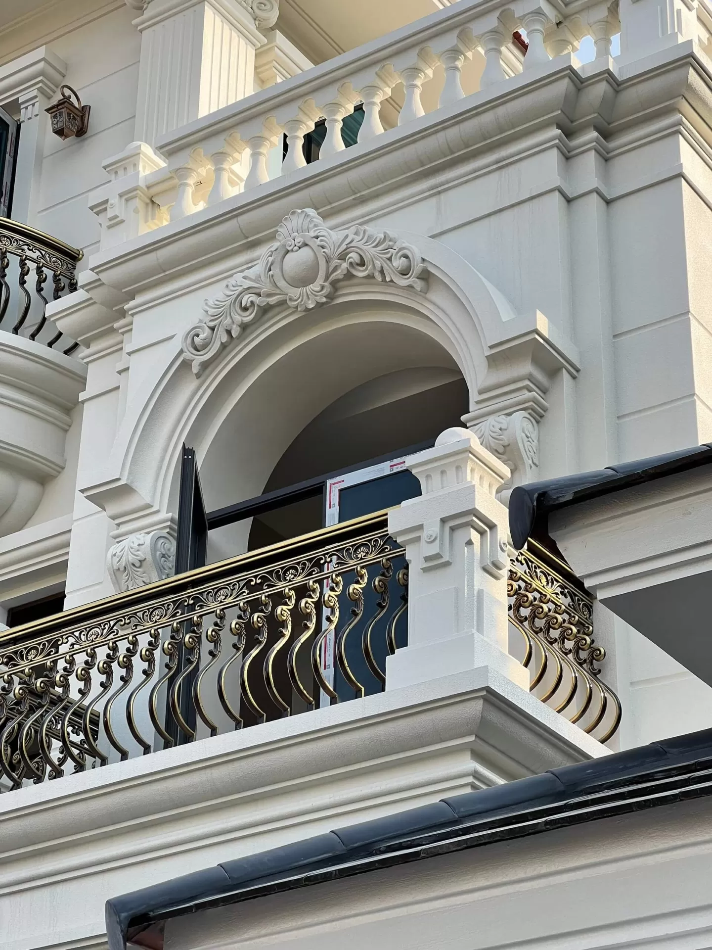 Thi c&ocirc;ng sơn đ&aacute; mặt tiền biệt thự Durastone