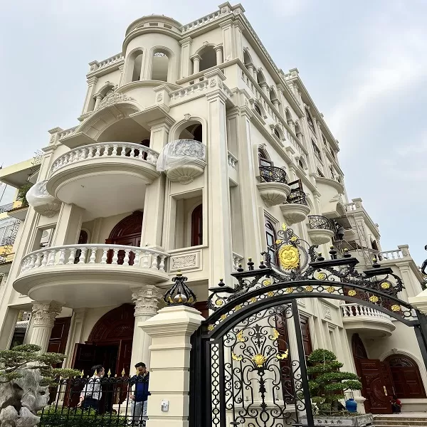 Thi c&ocirc;ng sơn đ&aacute; mặt tiền Durastone cho c&ocirc;ng tr&igrave;nh cao cấp