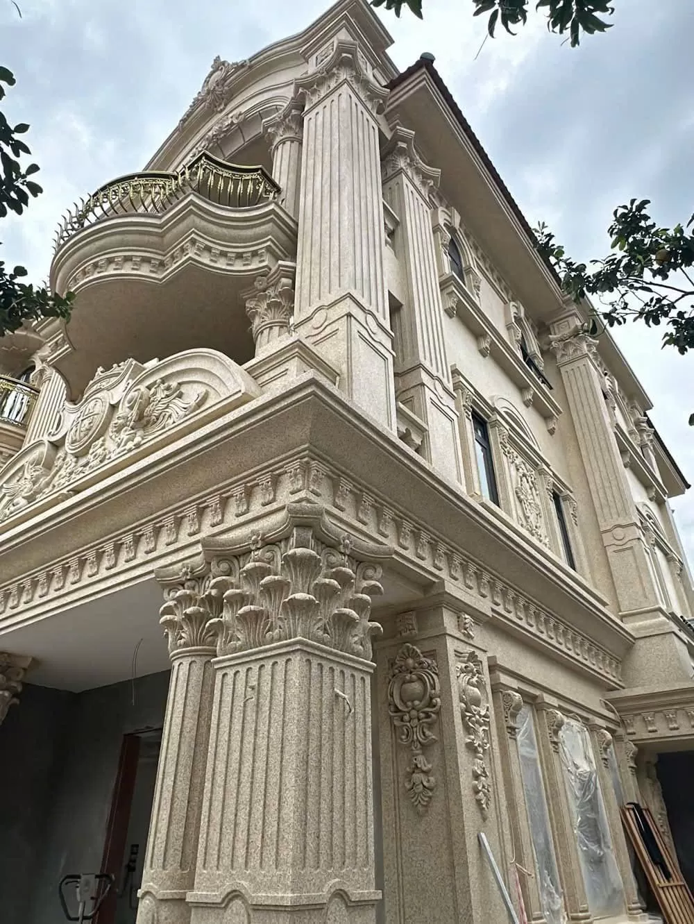 C&ocirc;ng tr&igrave;nh biệt thự t&acirc;n cổ điển ho&agrave;n thiện bằng sơn đ&aacute; m&agrave;u be x&aacute;m