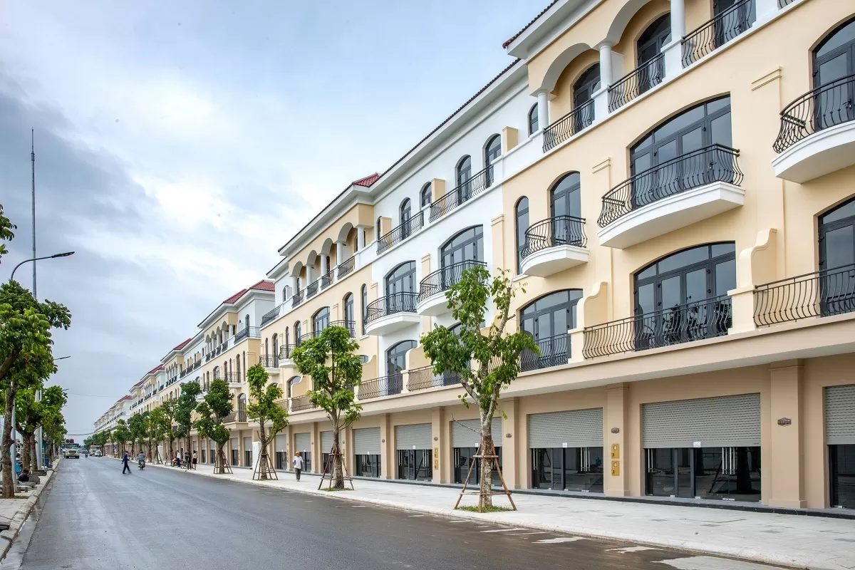 D&atilde;y nh&agrave; phố ho&agrave;n thiện bề mặt ngoại thất đồng bộ