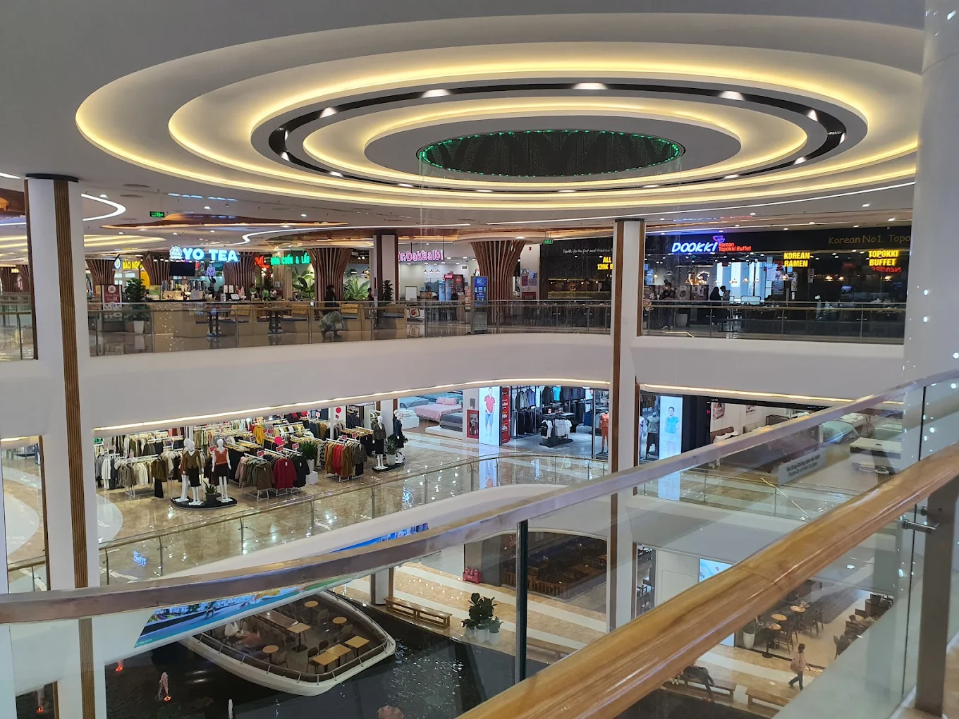 Thi c&ocirc;ng sơn đ&aacute; showroom Durastone cho kh&ocirc;ng gian thương mại cao cấp